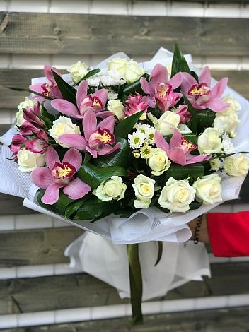 Букет цветов из: Розы и Хризантемы в Ясные Зори